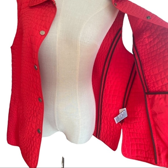 Tabi red pebble quilted sleeveless lightweight outerwear vest with pockets - Picture 5 of 11